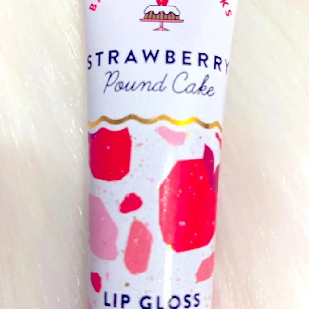 🩷PRICE IS FIRM🩷Bath and Body Works Strawberry Pound Cake Lip Gloss NWT Sealed - Picture 3 of 7